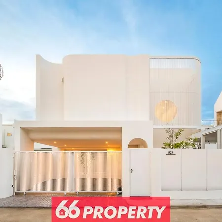 Modern 4 Bedroom Home - Walk To Shopping And Supermarket